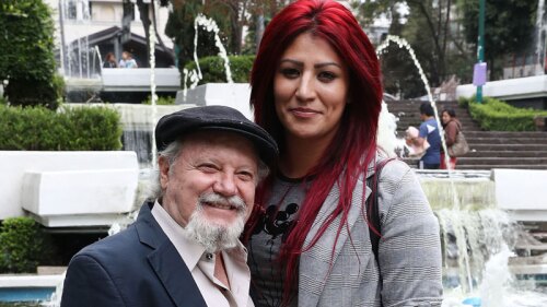 El actor es Pedro en la serie Nosotros los guapos, donde es dueño de los micros donde trabaja el Vítor.