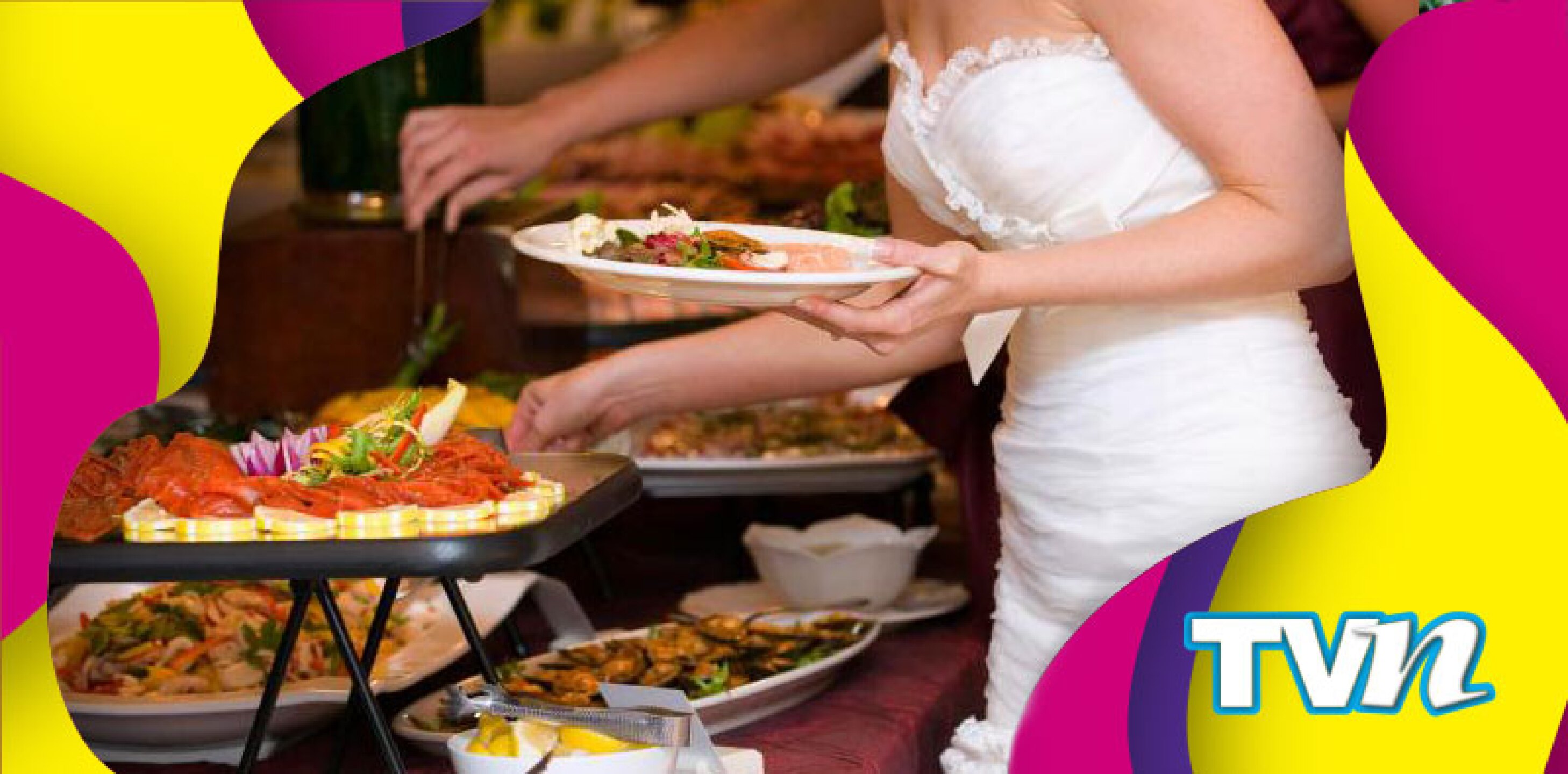 Mujer se lleva comida de una boda