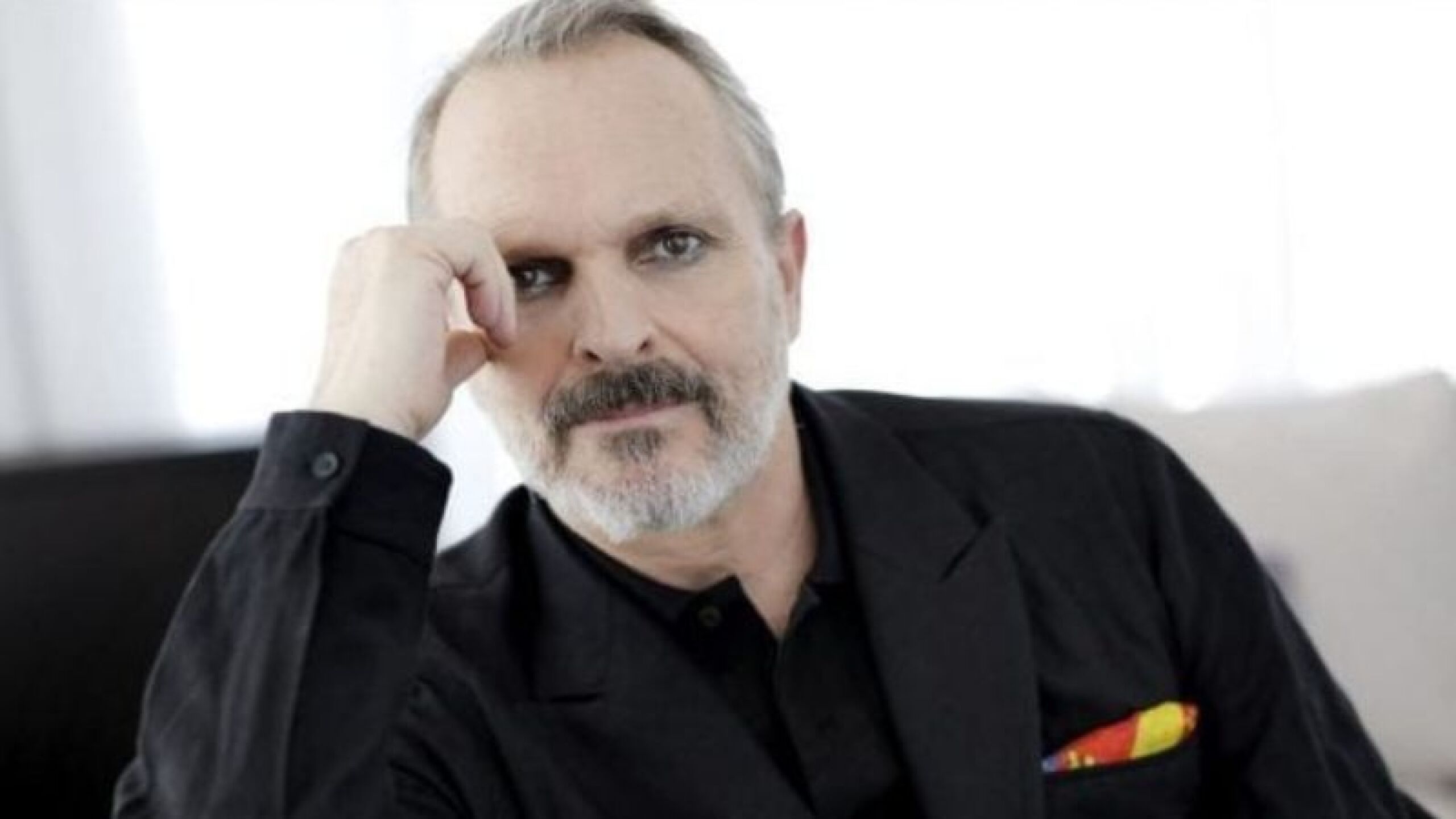 Miguel Bose de traje