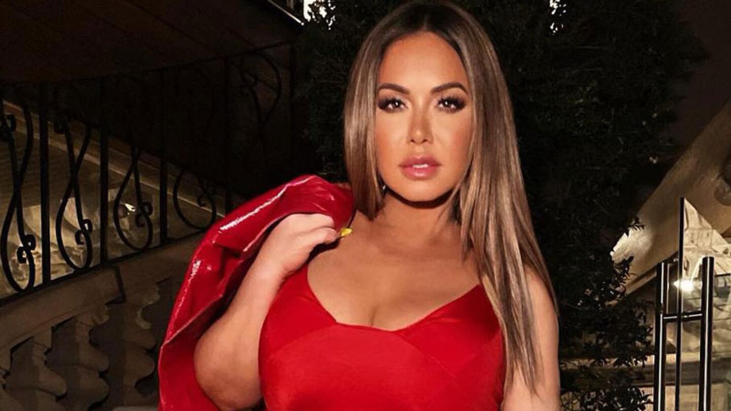 Chiquis Rivera aparece en la fiesta de cumpleaños de una fan 