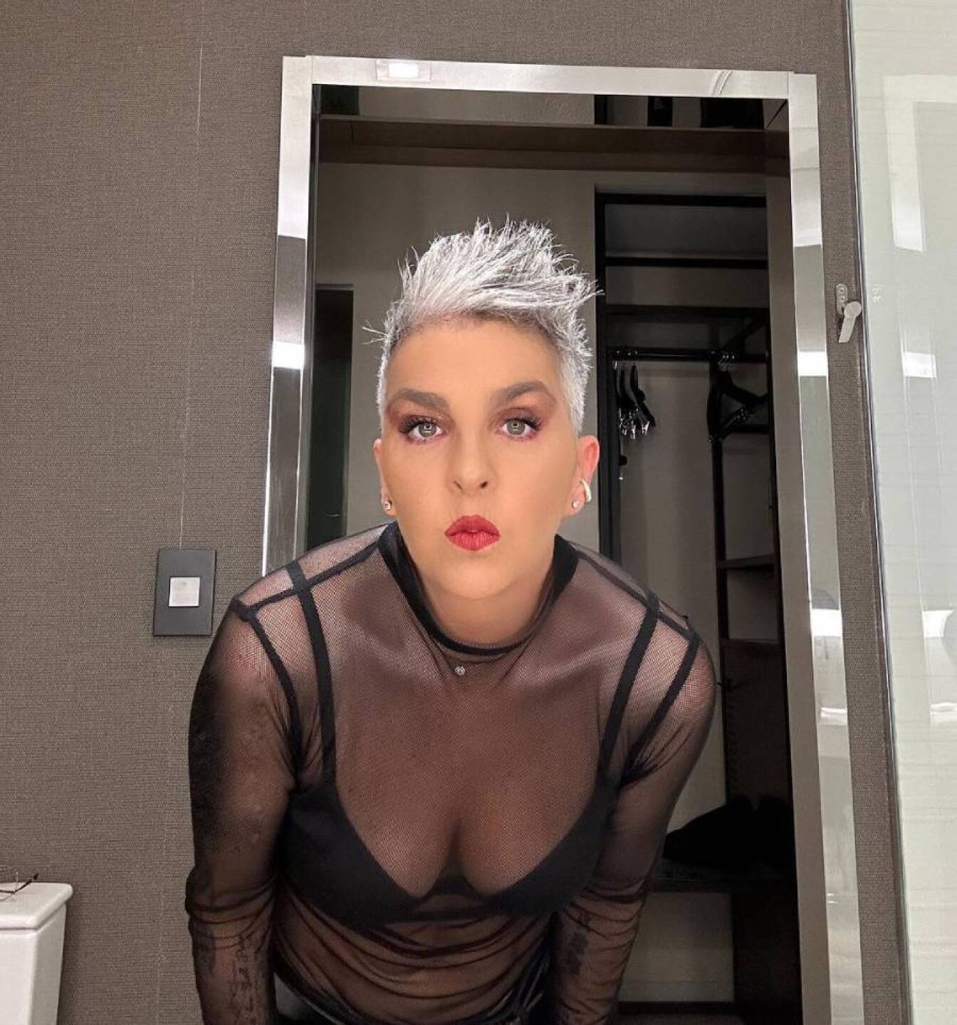 Federica Quijano posando para sus redes sociales frente al espejo