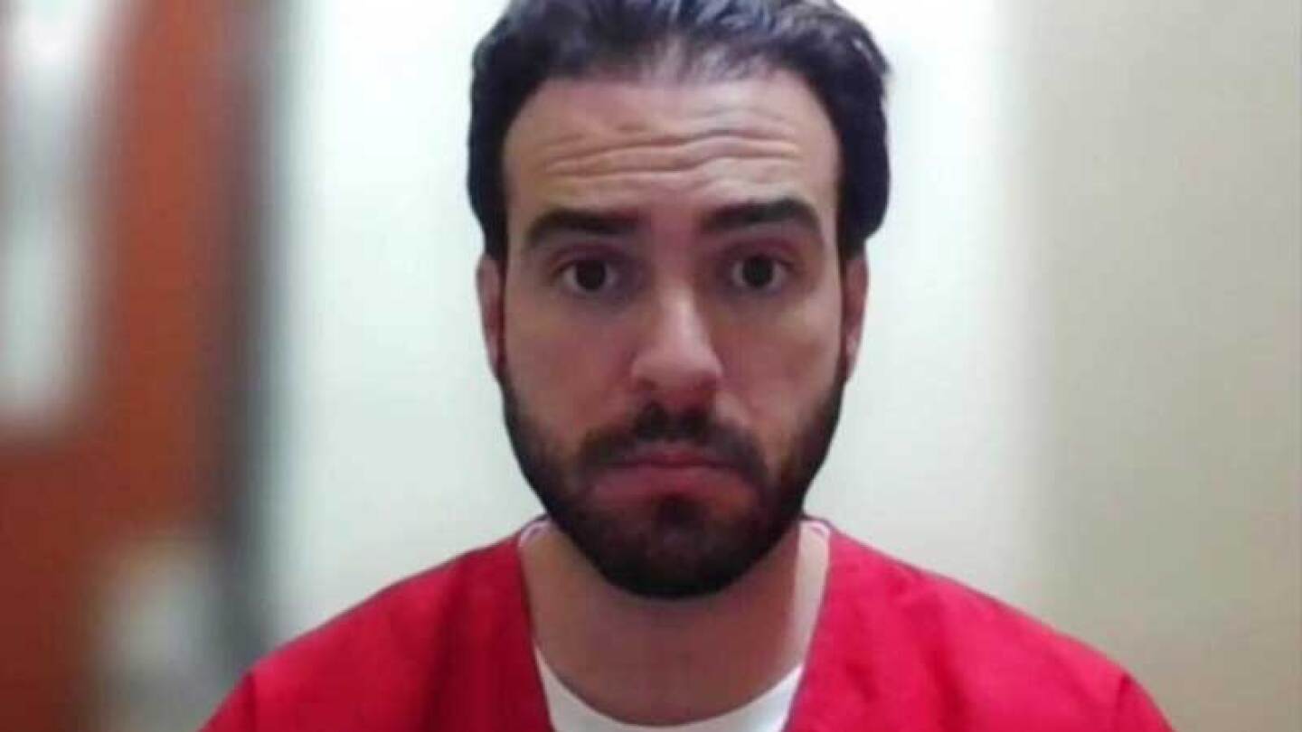 Pablo Lyle usa un uniforme de preso distinto al de los demás