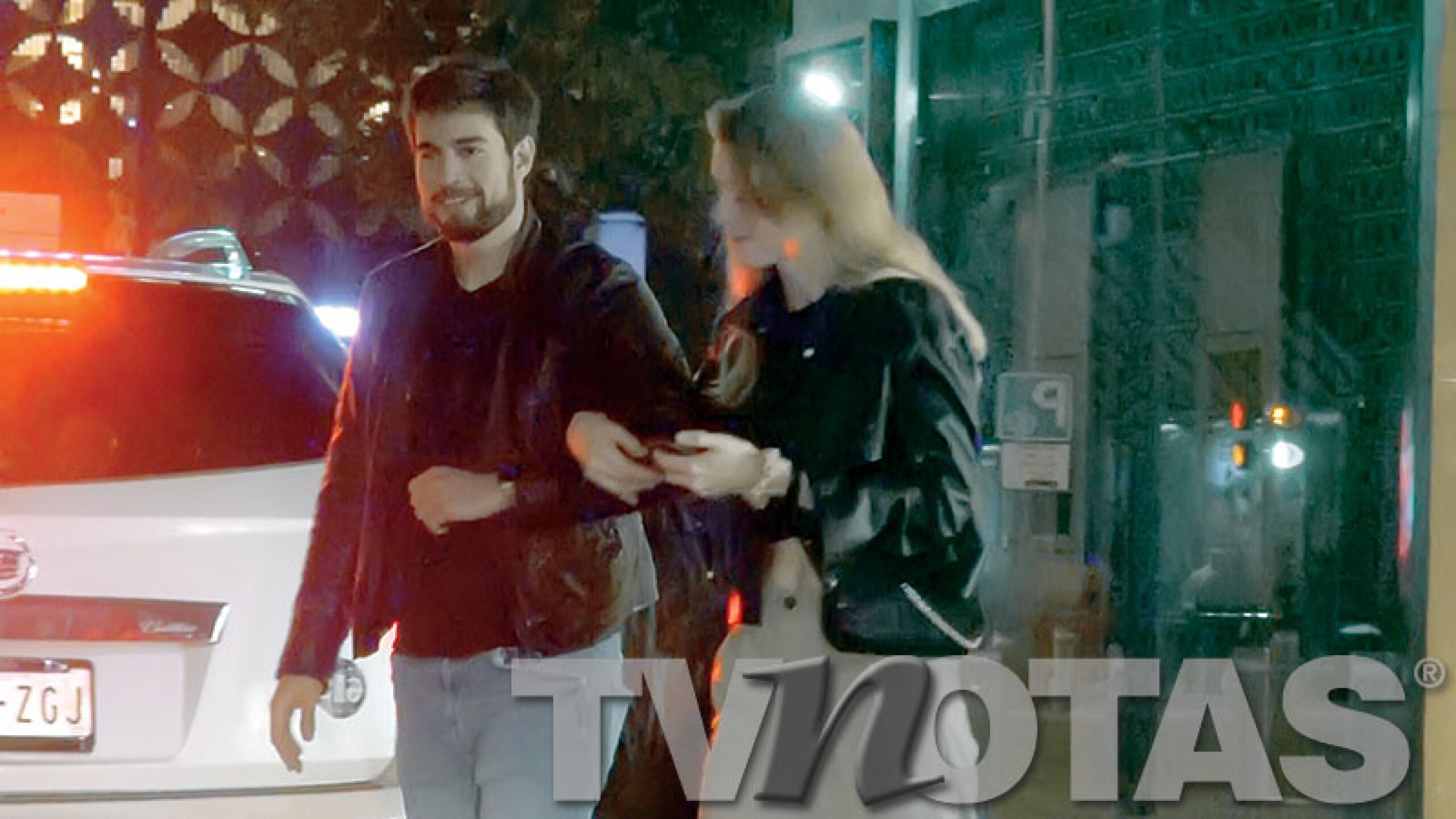 Lo cachamos afuera del mismo restaurante al que llevó a su supuesta novia, pero con esta otra joven; se veían sonrientes