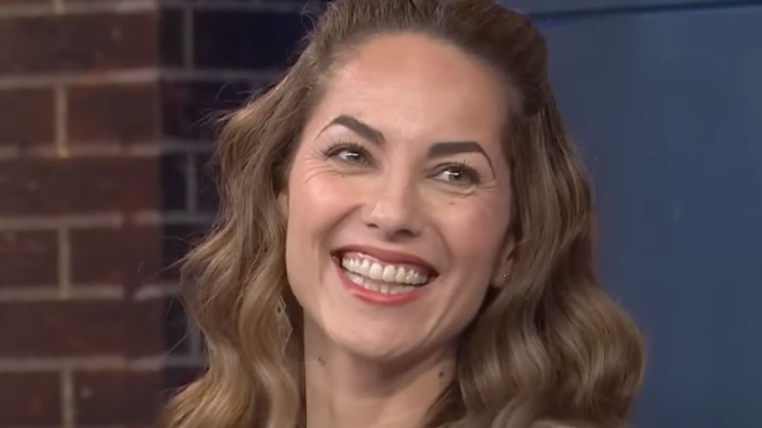 Bárbara Mori sonriendo