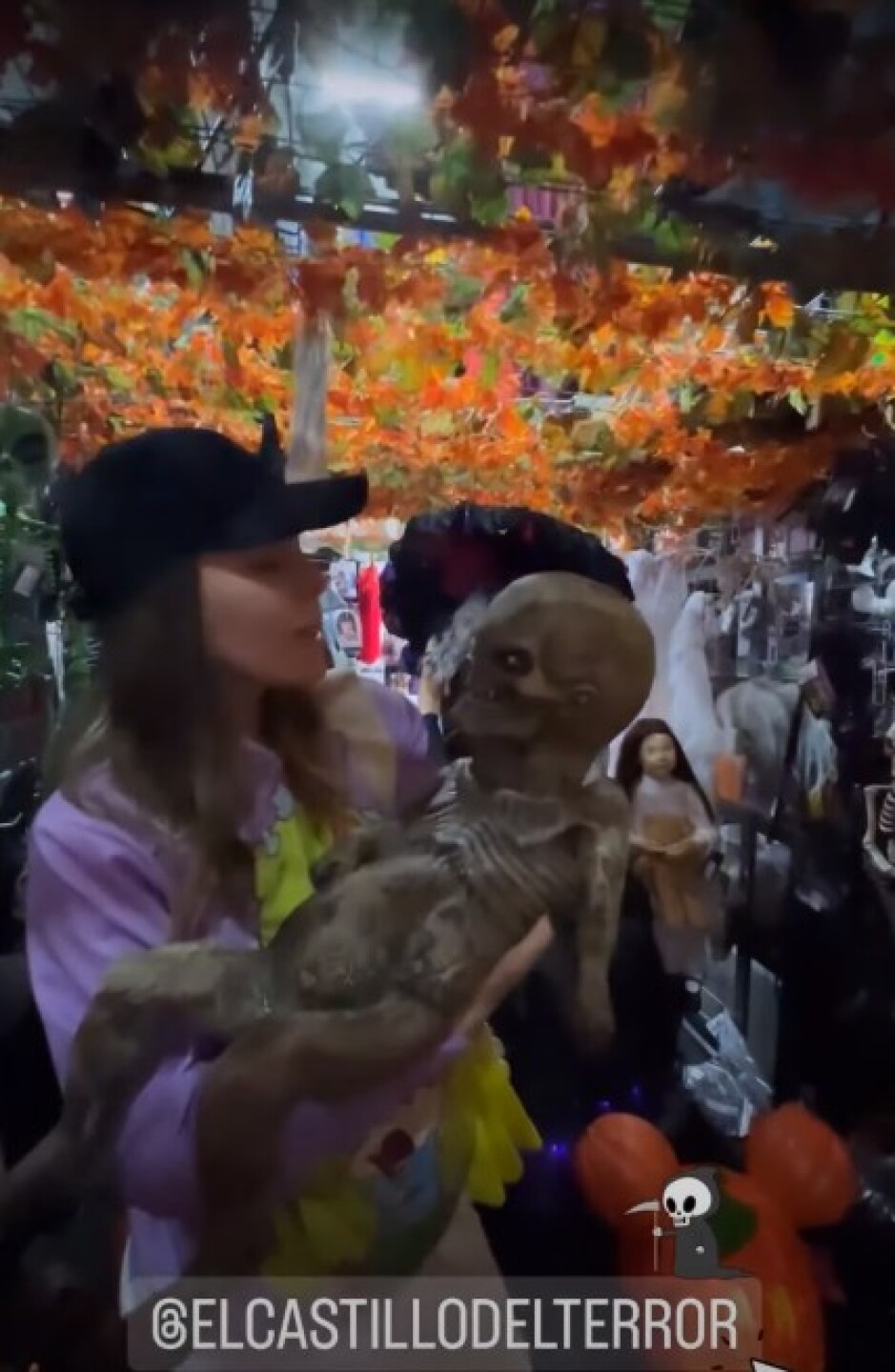 Belinda se alista para Halloween y se disfraza del Grinch