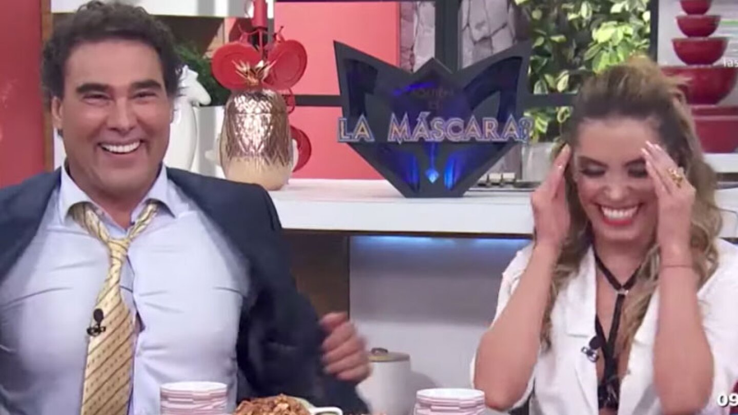 El actor no pudo evitar rendirse ante los encantos de la conductora los cuales pidió enfocar con la cámara.