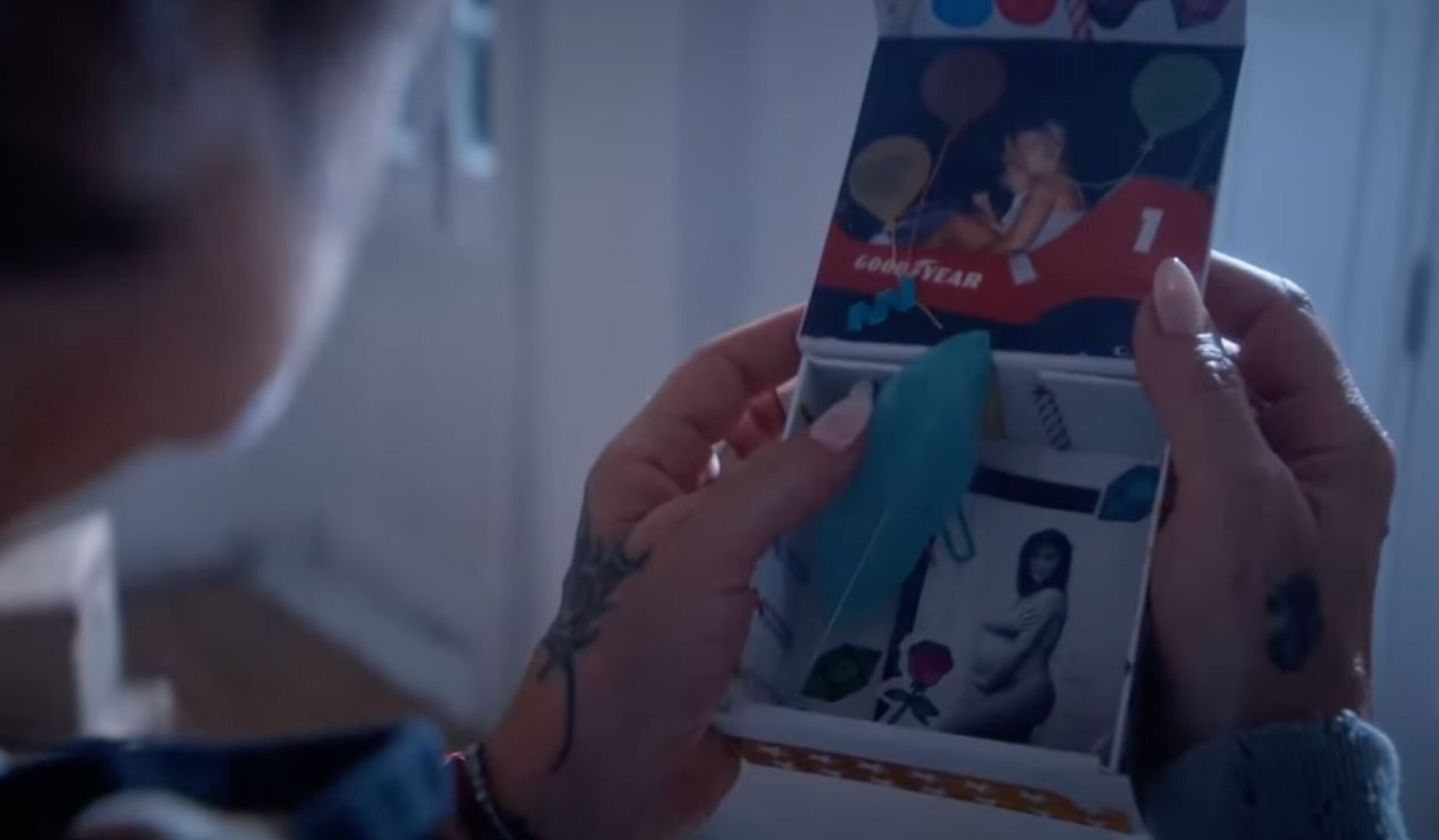 Alejandra Guzmán viendo fotos con Frida Sofía en el video de la canción Milagros