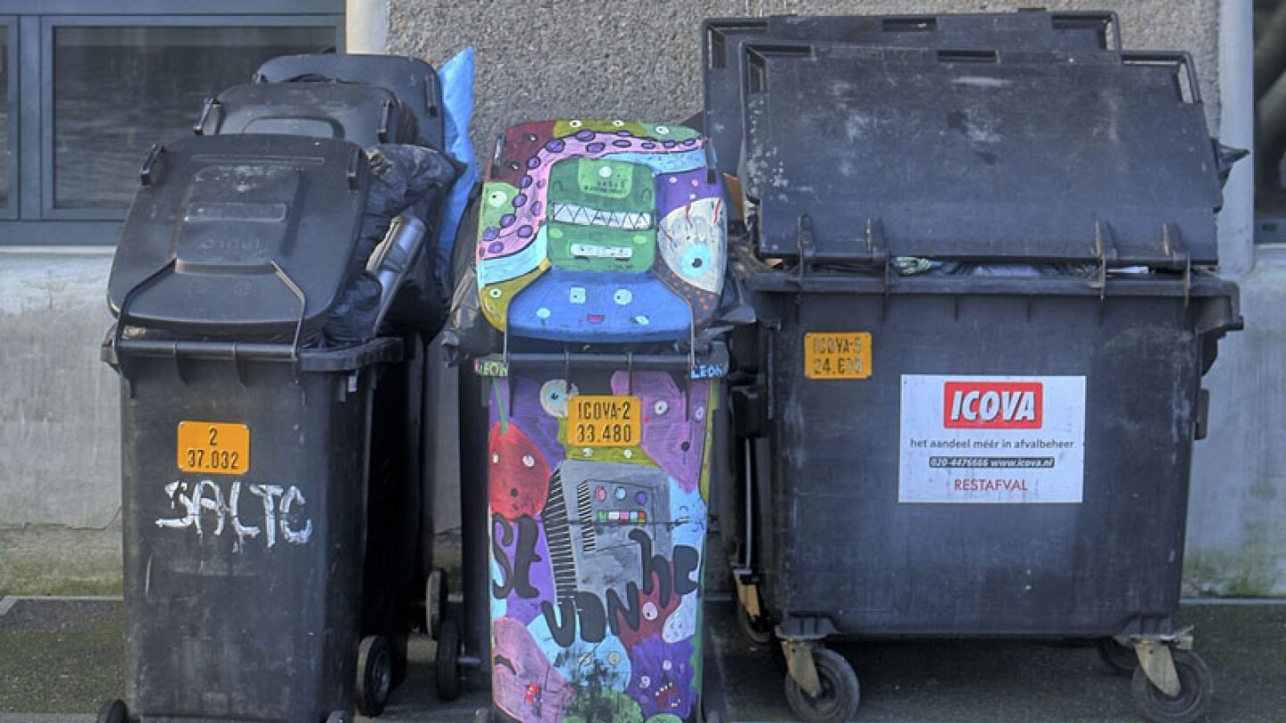 Hombre tira a su bebé en la basura