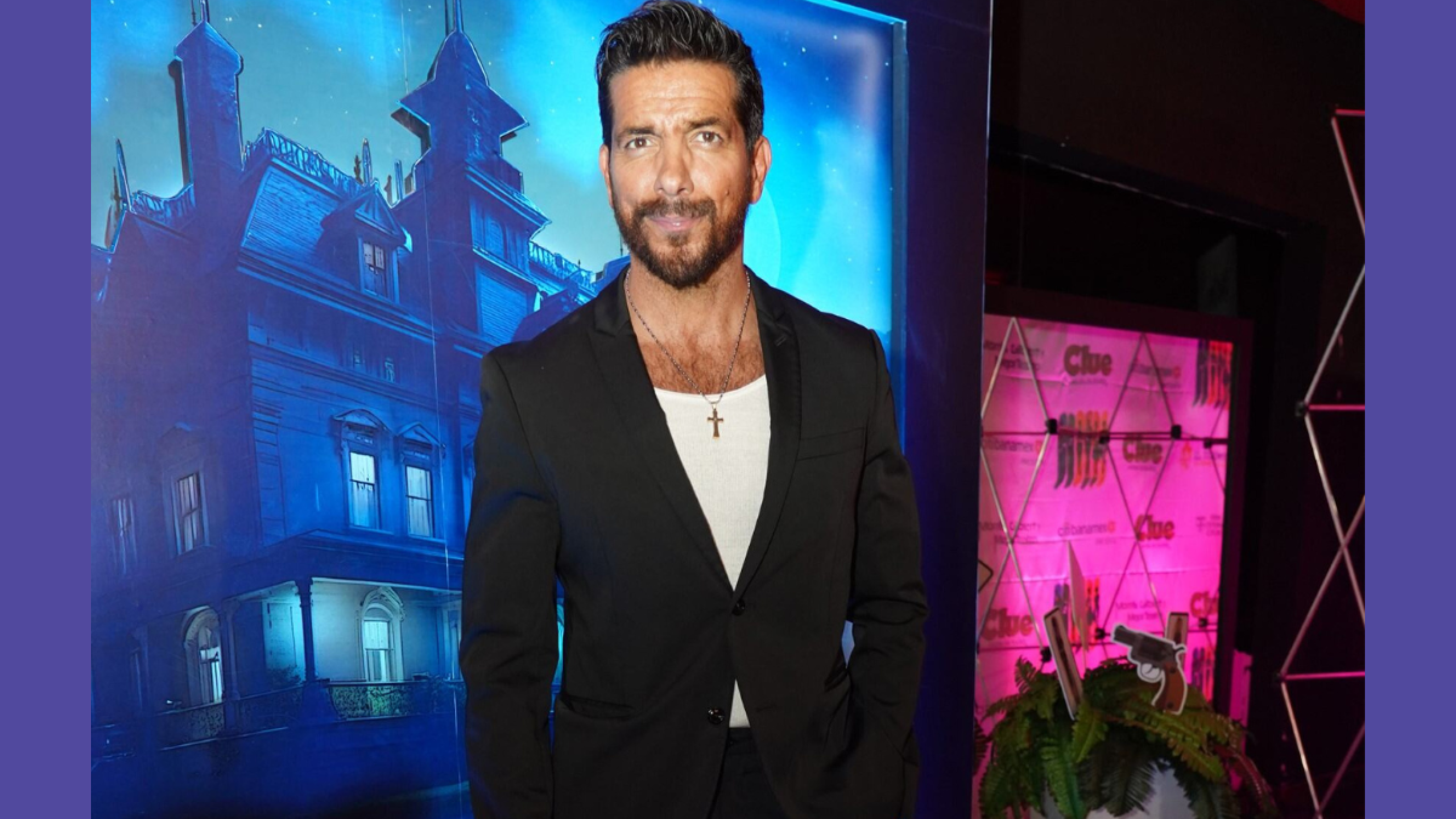 Paulo Quevedo en la alfombra roja de la obra de teatro Clue: el juego de la sospecha