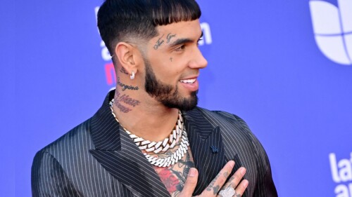 Anuel AA anuncia su regreso a los escenarios tras ser operado de emergencia