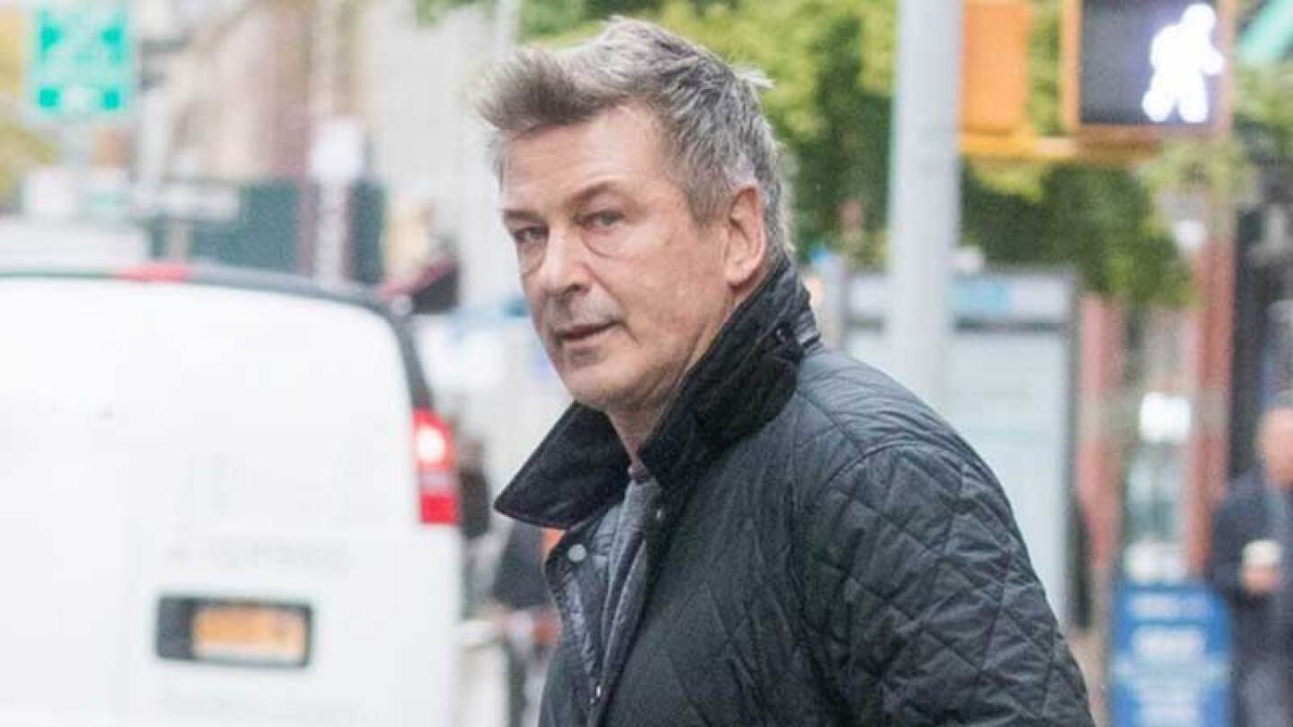 Revelan quién le entregó el arma a Alec Baldwin que tenía una bala real