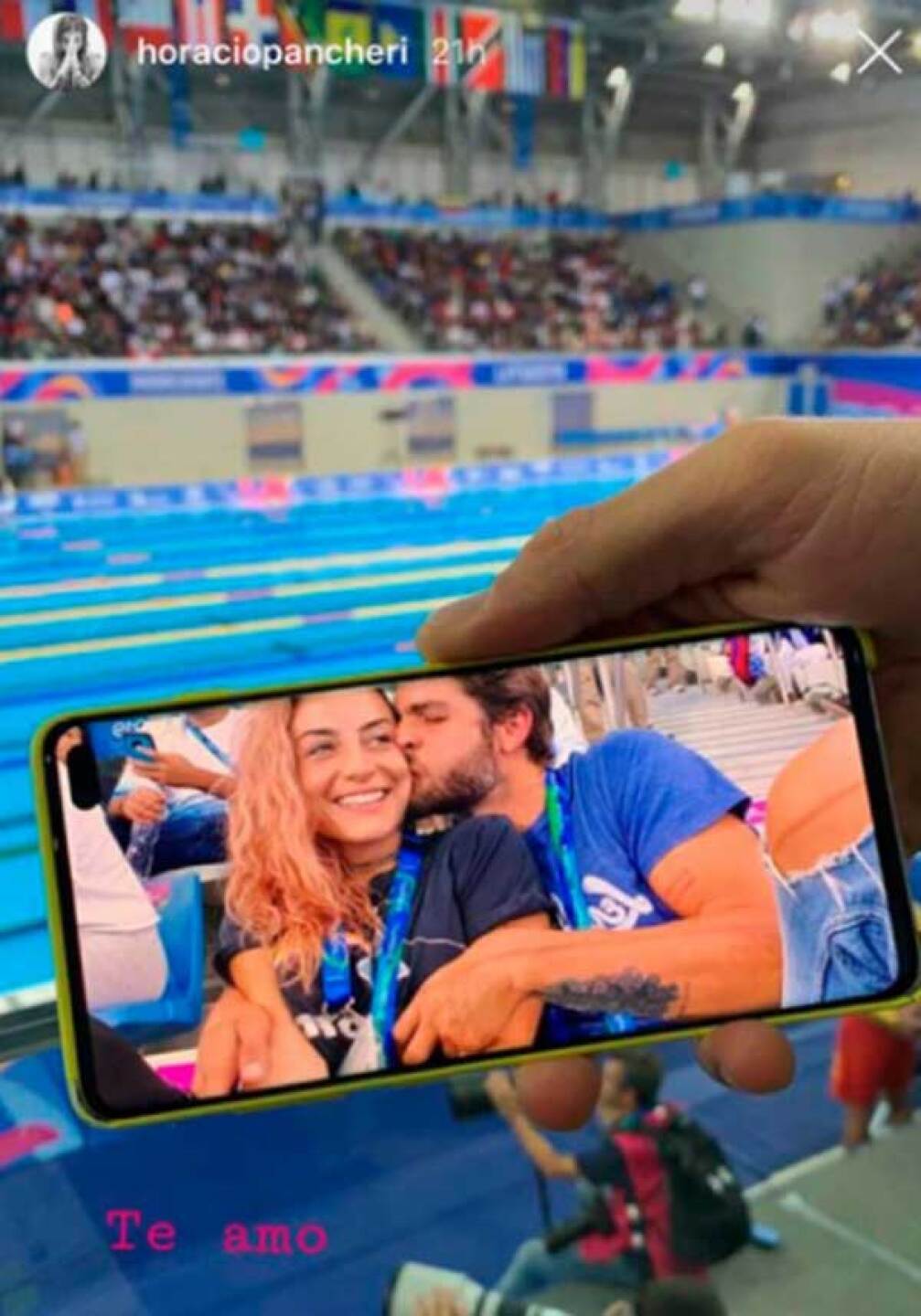 Los actores ya se dejan ver dándose tiernos besos.