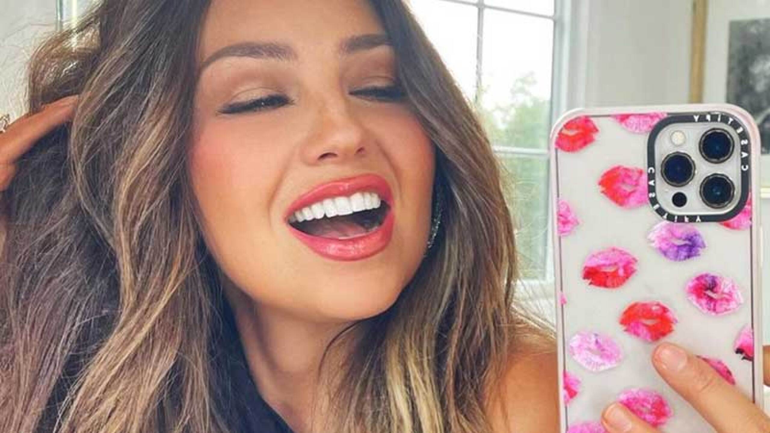 Thalía tiene problemas en espalda baja