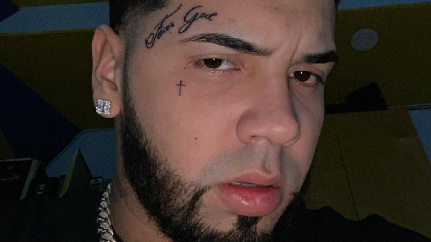 Anuel AA preocupa a sus fans por ataúd en video