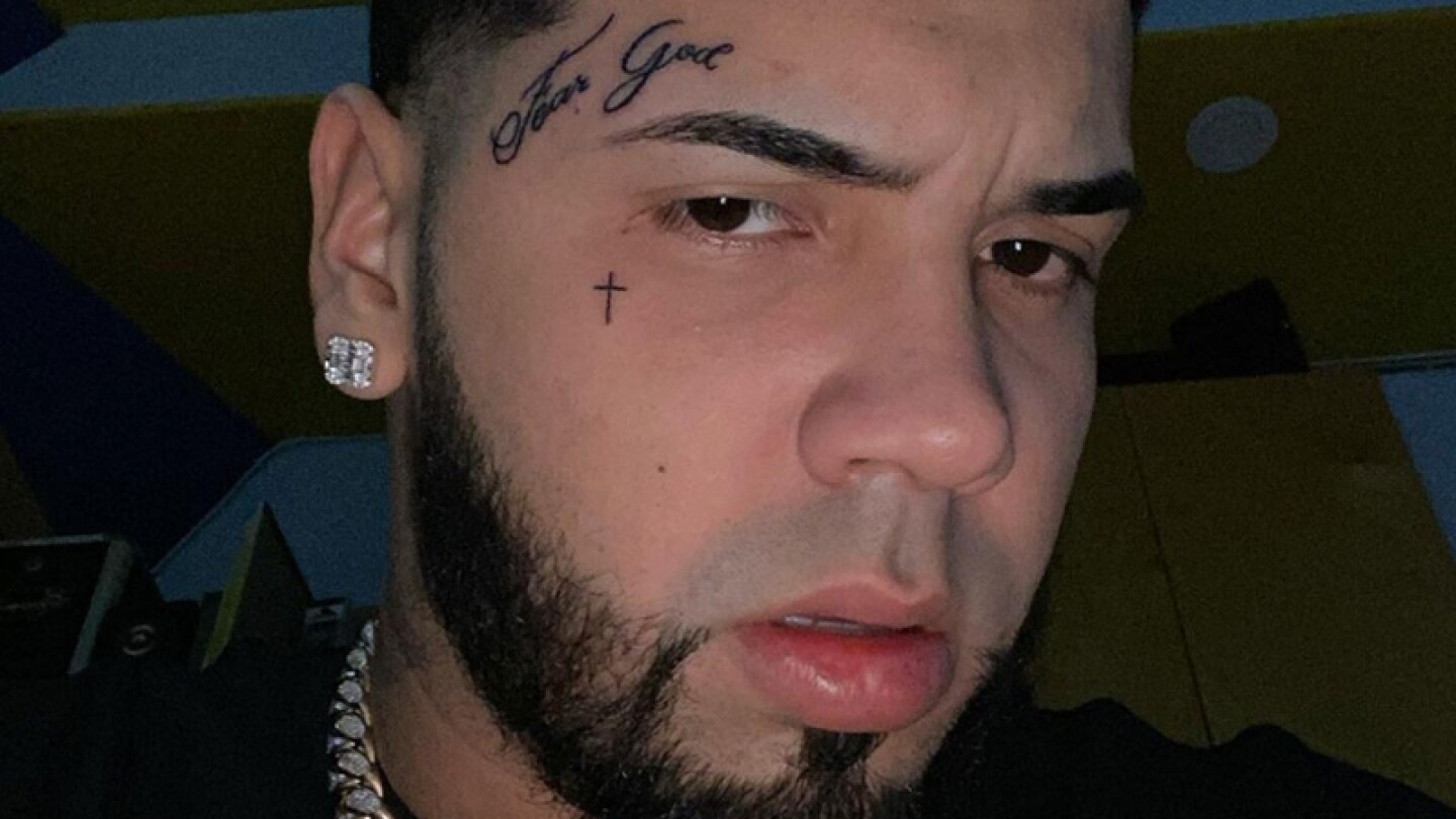 Anuel AA preocupa a sus fans por ataúd en video 