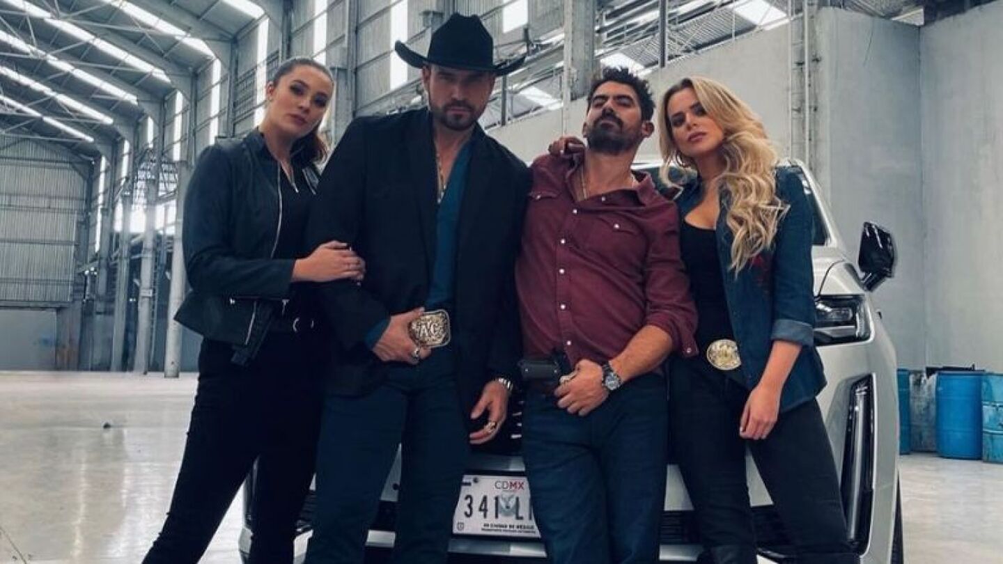 Elenco del Señor de los Cielos, posando para redes sociales