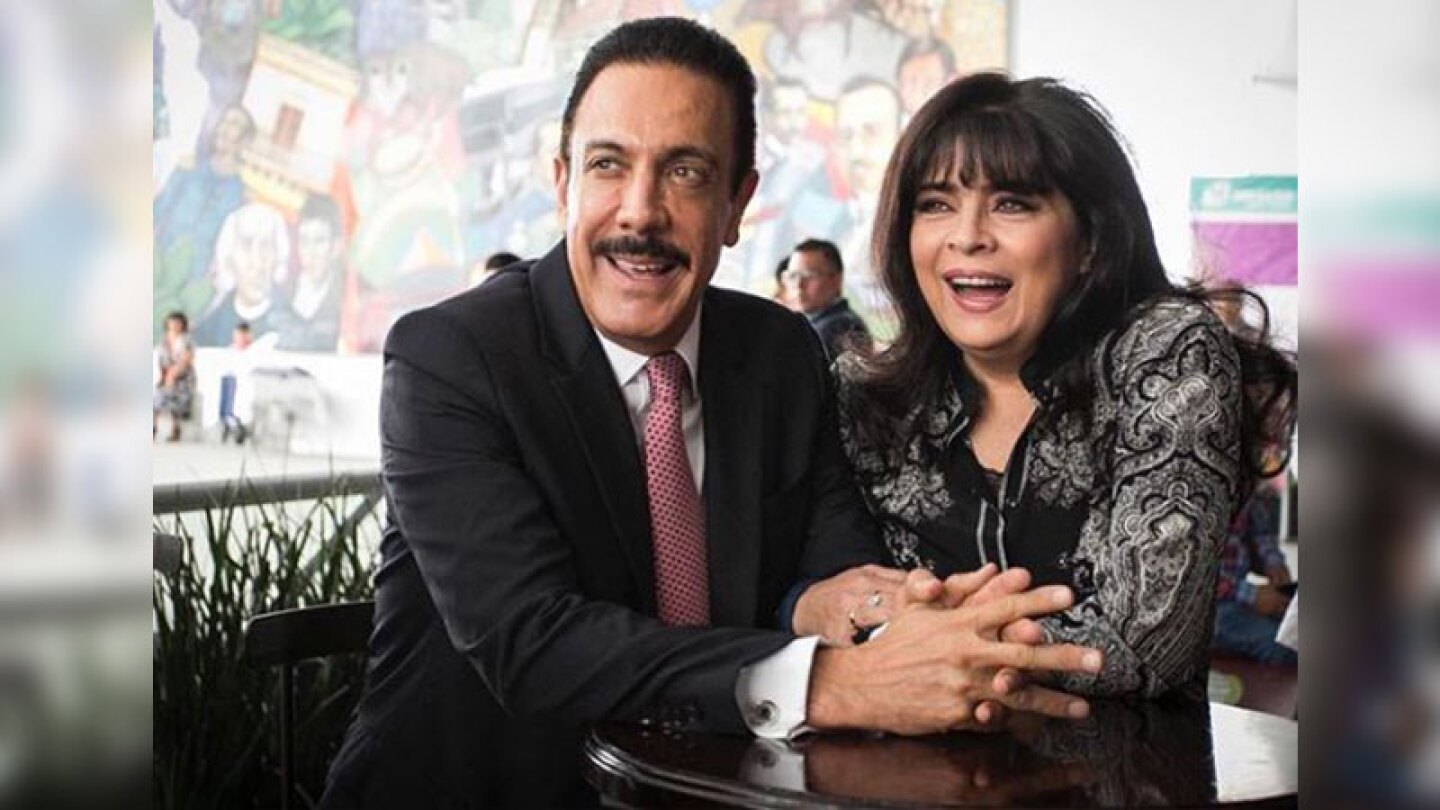 Omar Fayad le canta a Victoria Ruffo.
