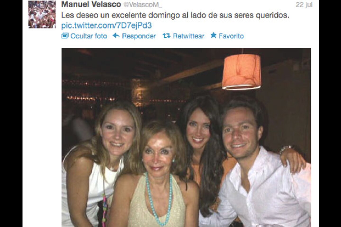 Anahí posó muy feliz al lado de la familia de su novio el político Manuel Velasco.