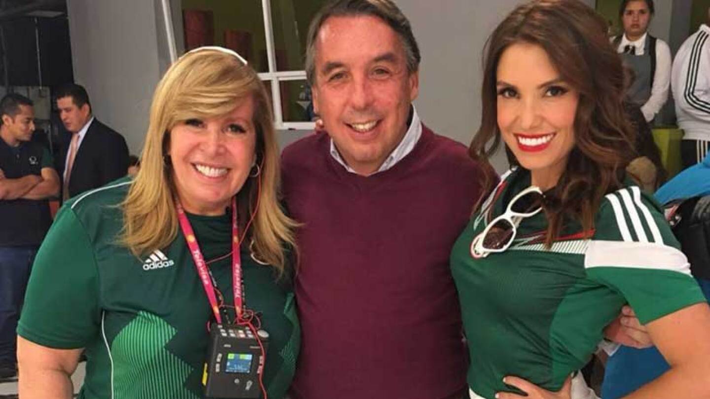 La productora posó al lado del directivo y su hija.