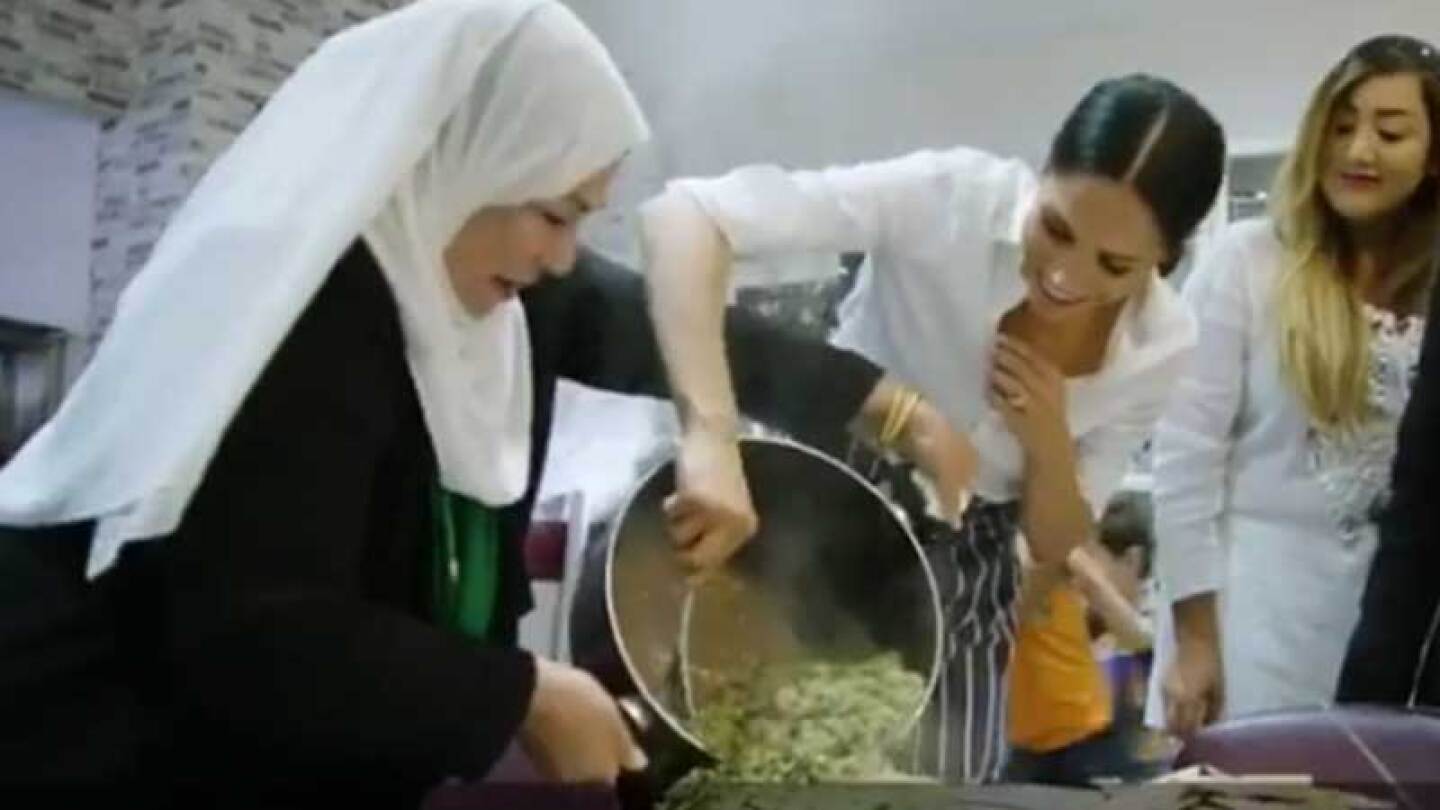 Meghan Markle está contenta de participar en esta cocina.