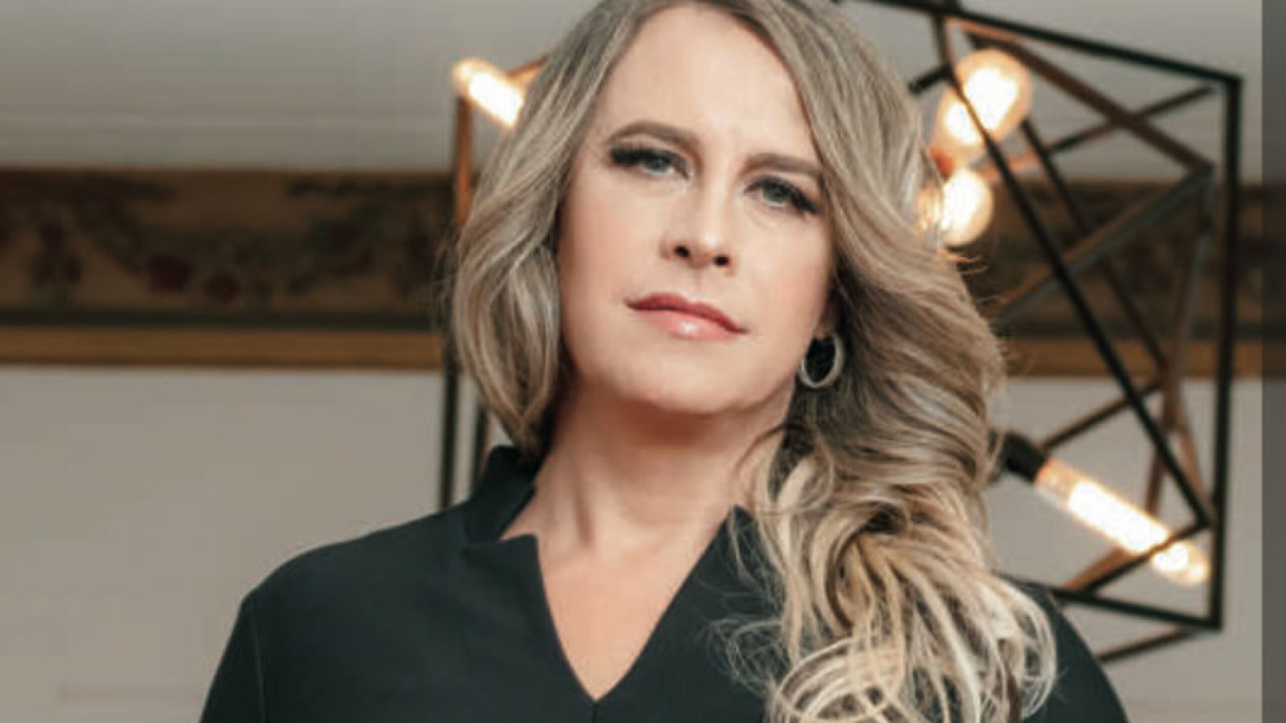 Karla Sofía Gascón impacta al posar en bikini