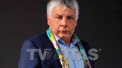 Mitzy-mirando de frente en traje