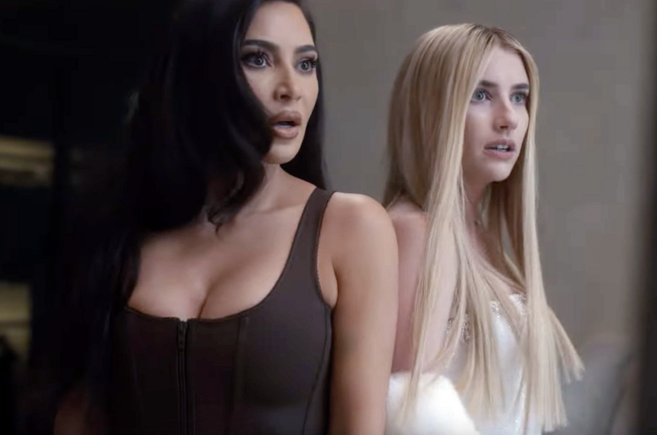 Kim Kardashian y Emma Roberts en la serie American Horror Story