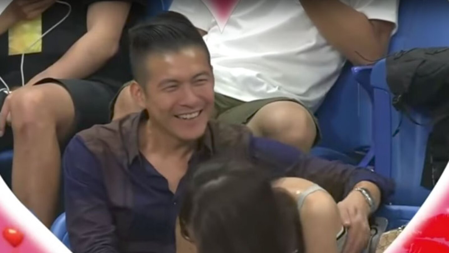 Kiss Cam pilla a candente pareja en plena situación