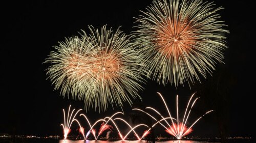 Con fuegos artificiales recibieron el Año Nuevo al otro lado del mundo
