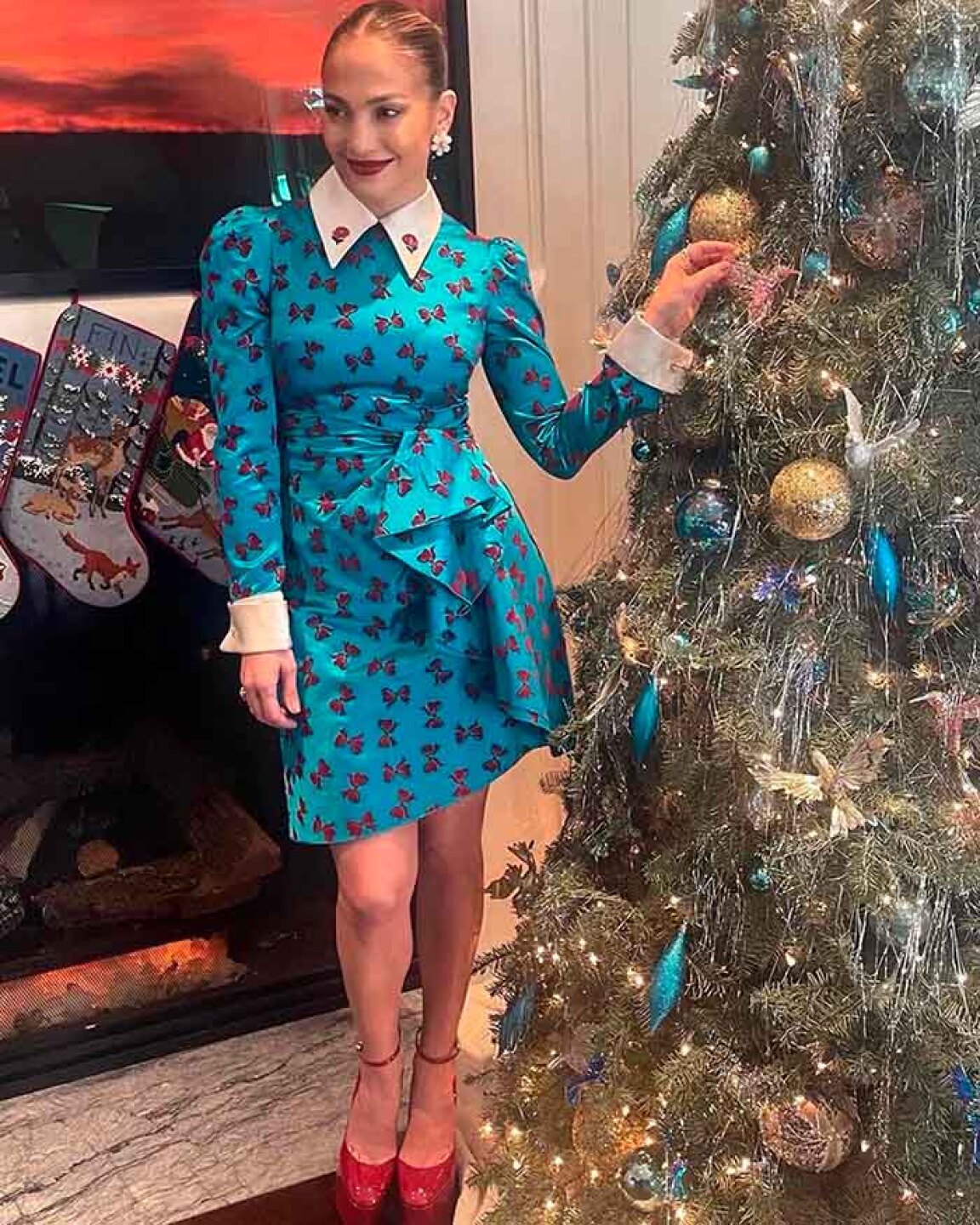Jennifer López celebra con glamour las fiestas decembrinas y con su amuleto de la suerte