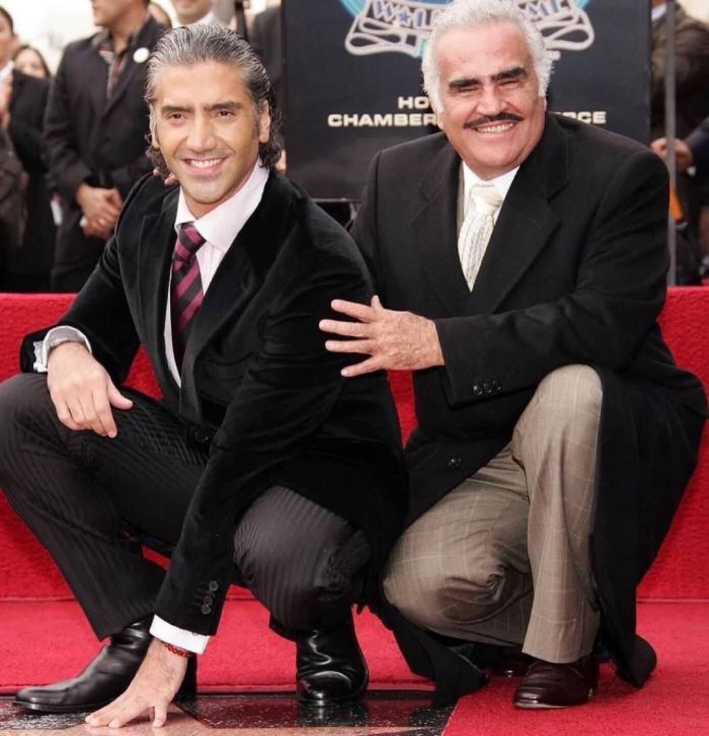 En un principio se especializó en tipos tradicionales de música regional mexicana como mariachi.