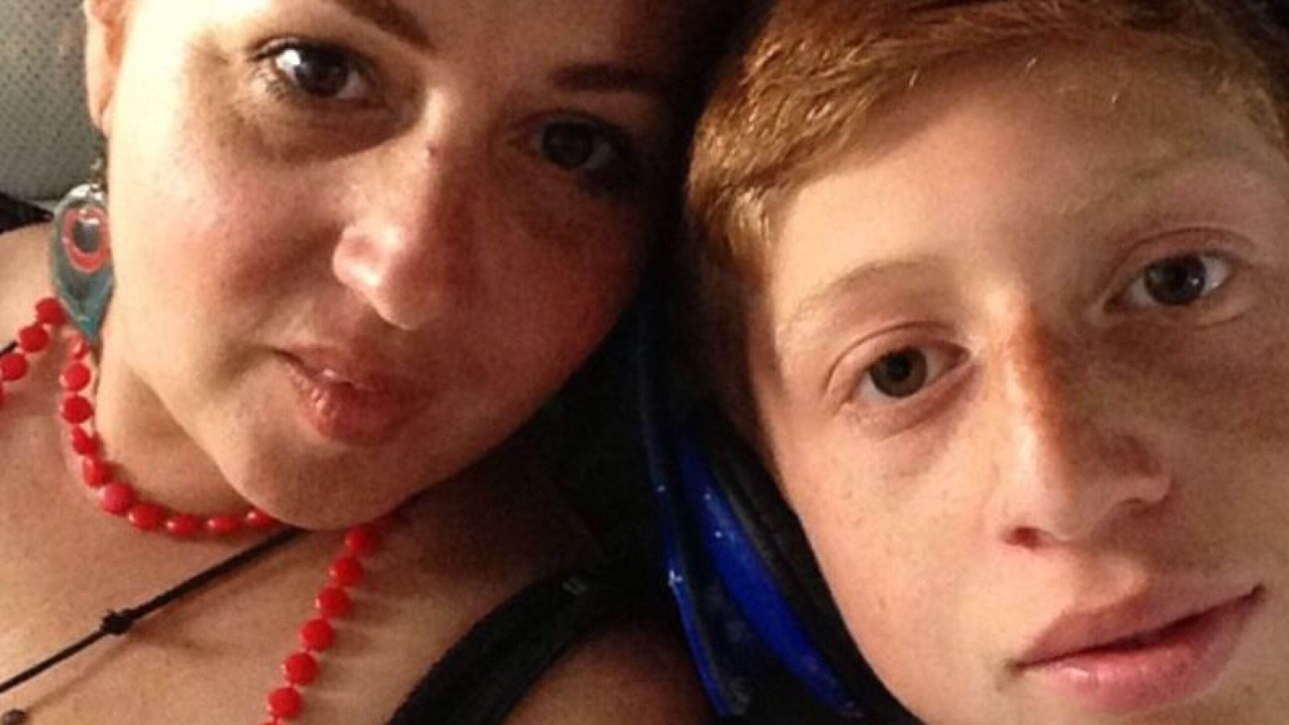 Madre de Octavio Ocaña y el actor en plena niñez viajando en avión