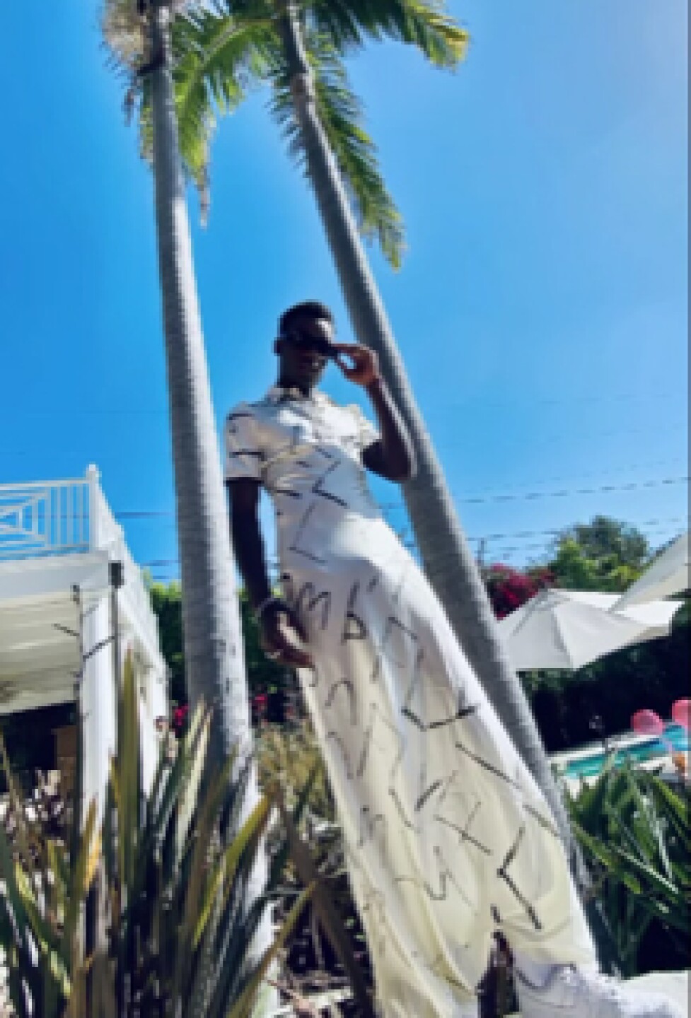 David Banda luce un vestido de seda blanca