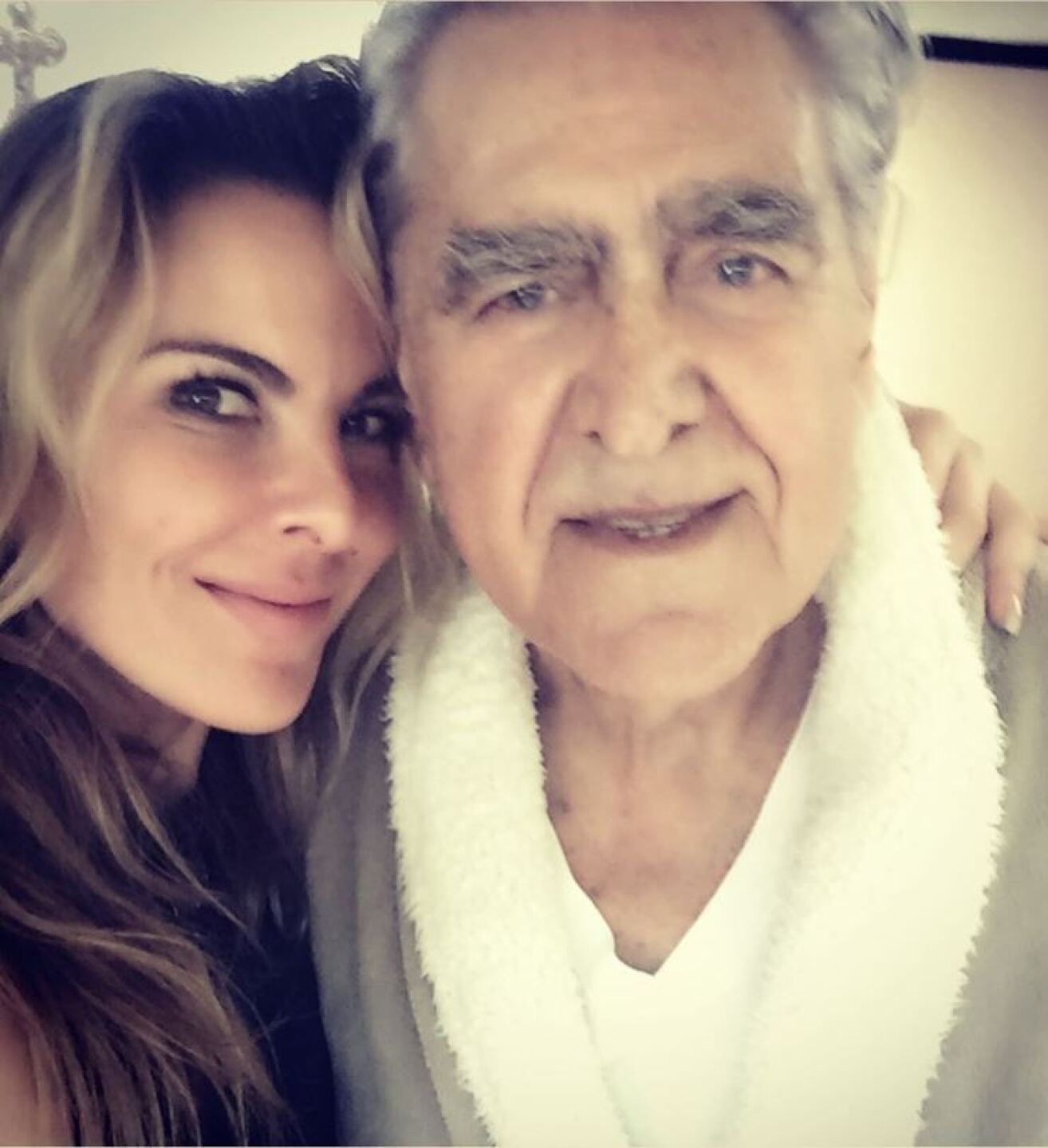Papá de Kate del Castillo le sugiere adoptar para convertirlo en abuelo