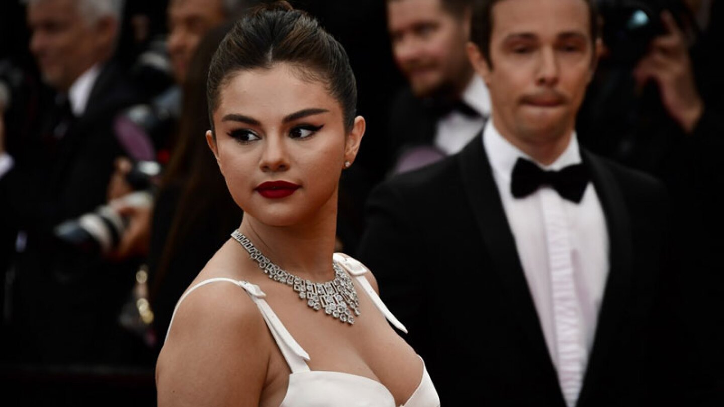 Selena Gomez por poco deja ver a ‘sus nenas’ con atrevido escote.