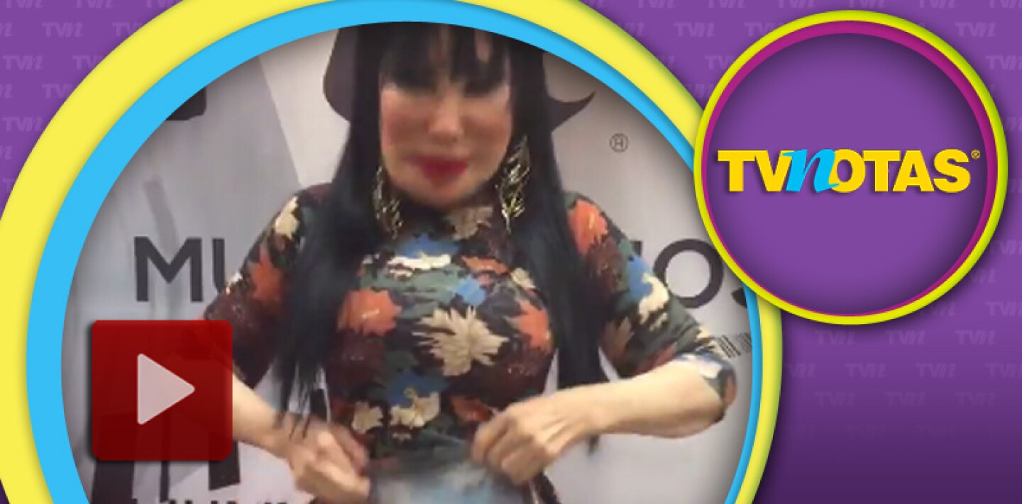 Lyn May se alza el vestido para invitar a sus fans a ver su programa Viva la vid.