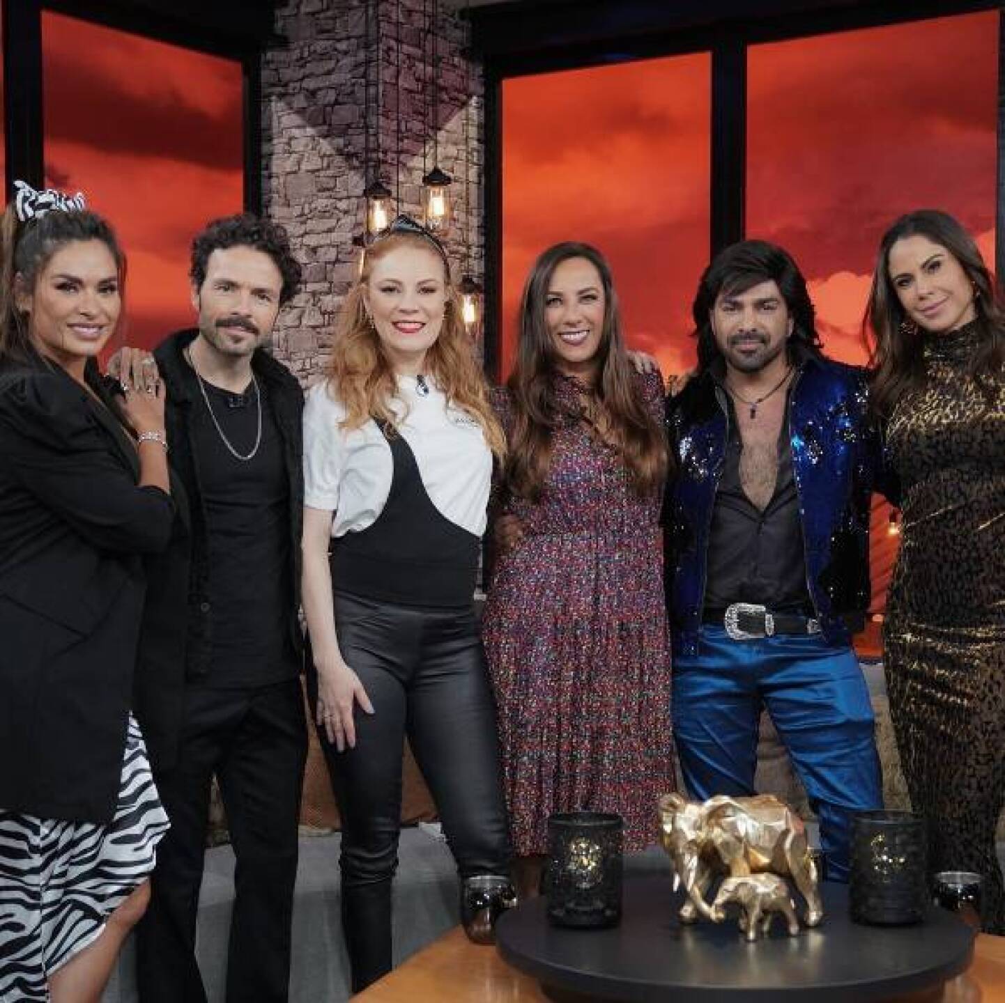Paola Rojas coquetea con Albertano en pleno programa y le lanza piropo