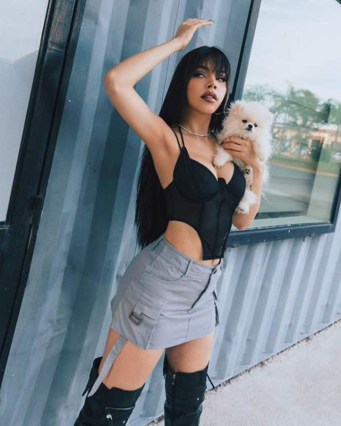 Kenia Os con su perrito marzo 30