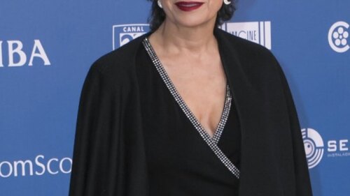 Visiblemente molesta, la actriz denuncia a importante empresa.