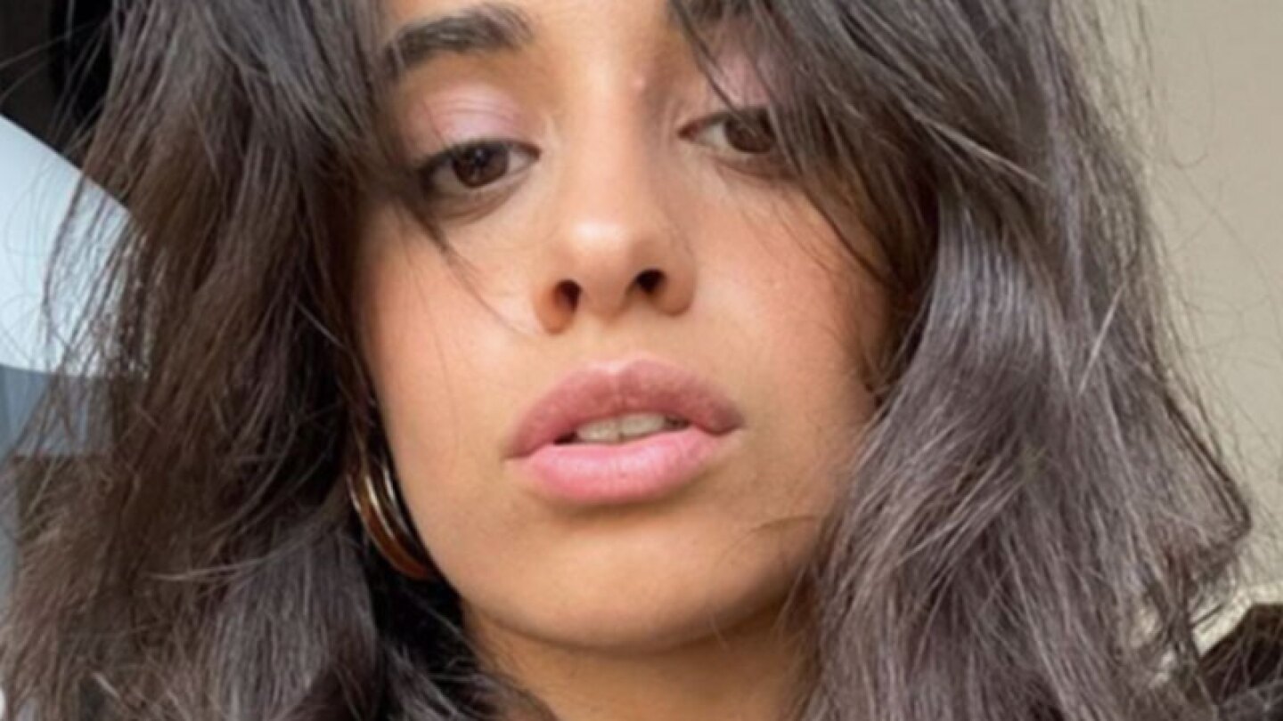 Camila Cabello luce radical cambio de look.