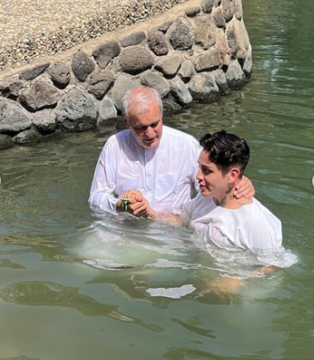 Kunno recibe señalamientos por bautizarse en Israel