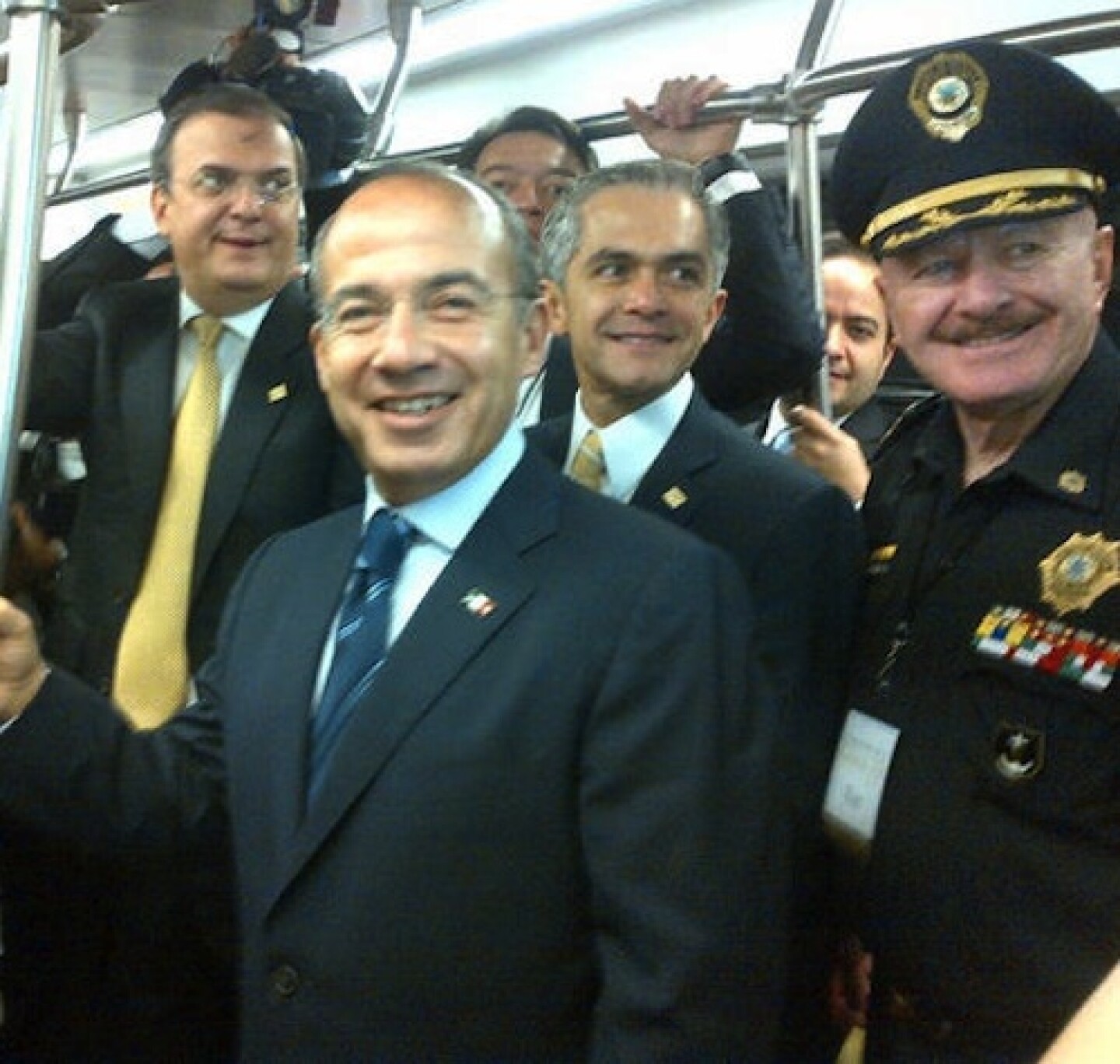 El presidente Felipe Calderón subió a Twitter su viaje inaugural en la Línea 12