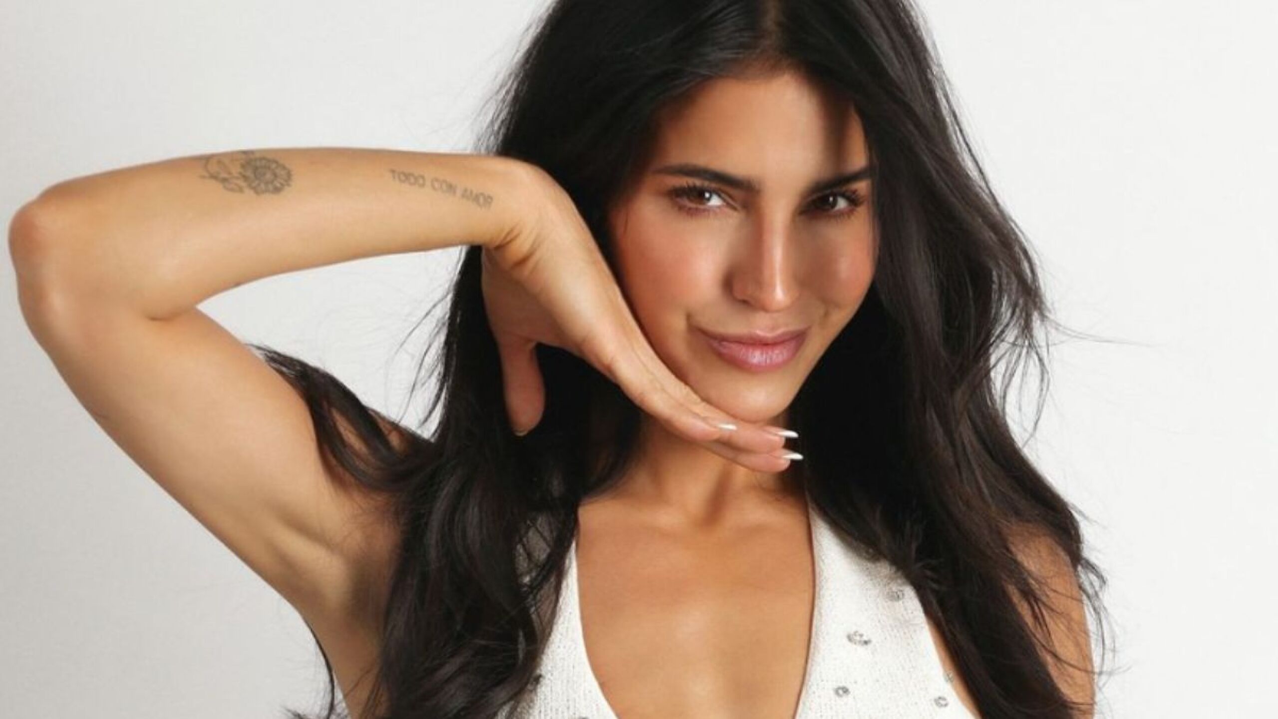 Bárbara de Regil hace ejercicio en pleno vuelo