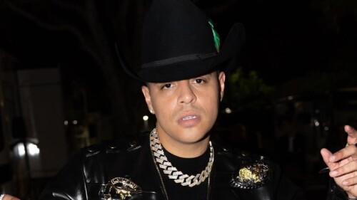 Eduin Caz rompe el llanto al recordar a su hermano en pleno concierto