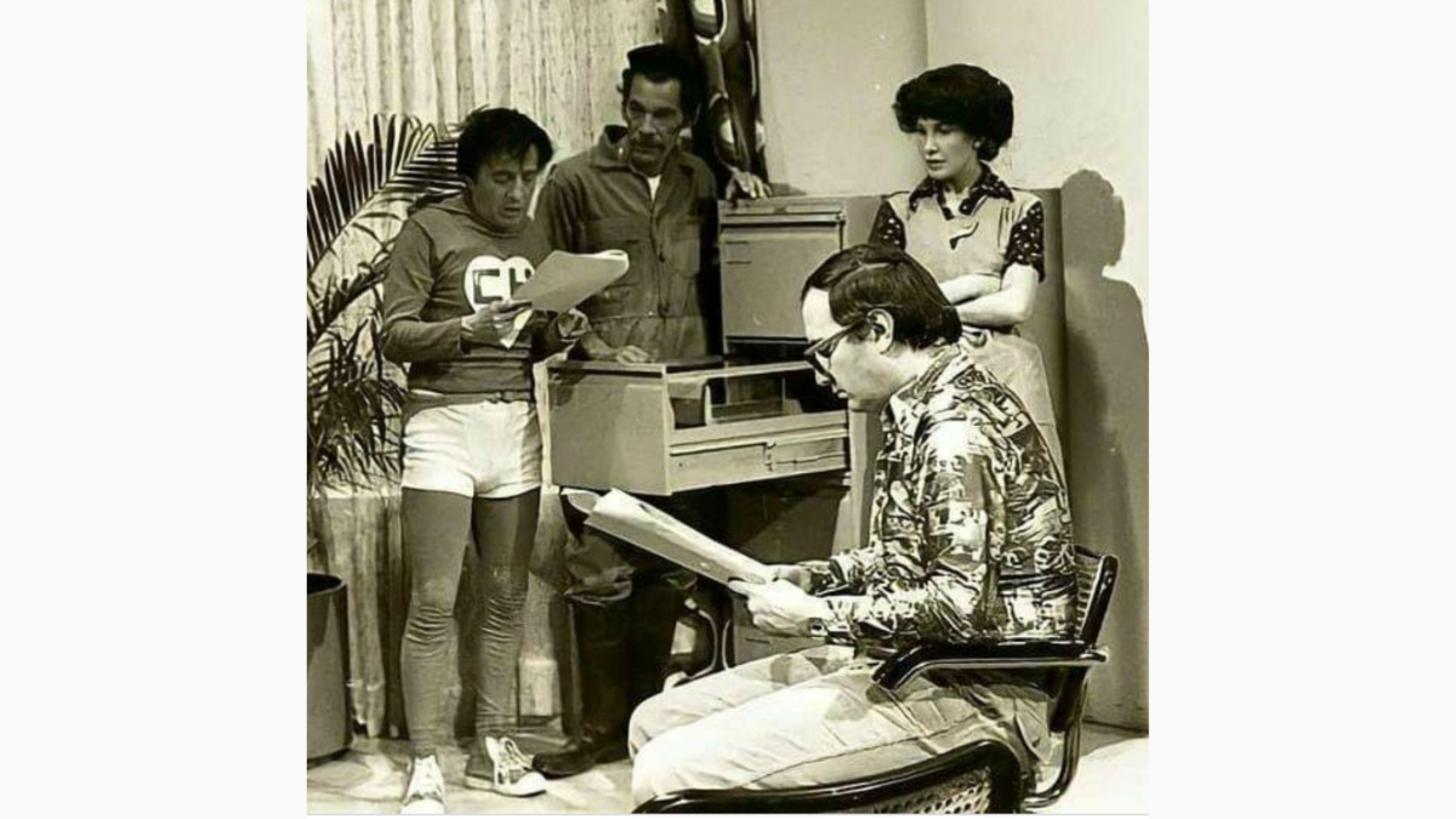 Enrique Segoviano con el elenco de 'El chapulín colorado'.png