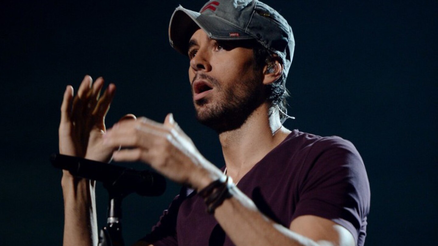 ‘Agarran con las manos en la masa’ a Enrique Iglesias con una mujer, y no es su esposa