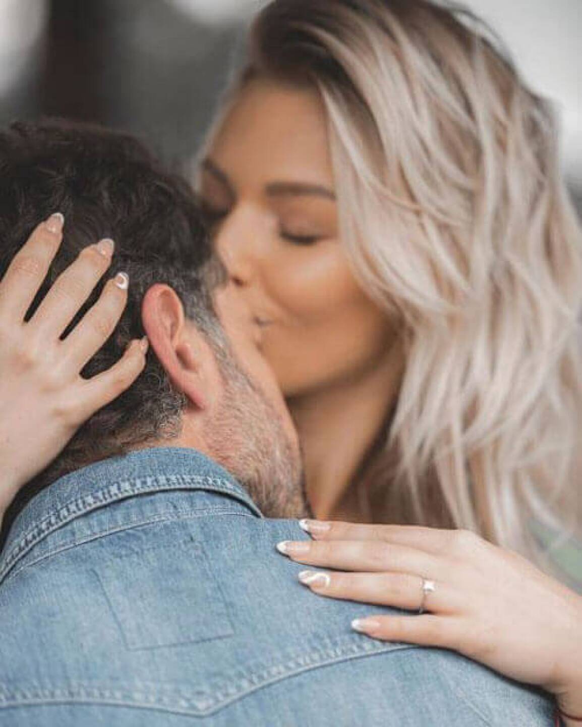 La pareja está contenta.