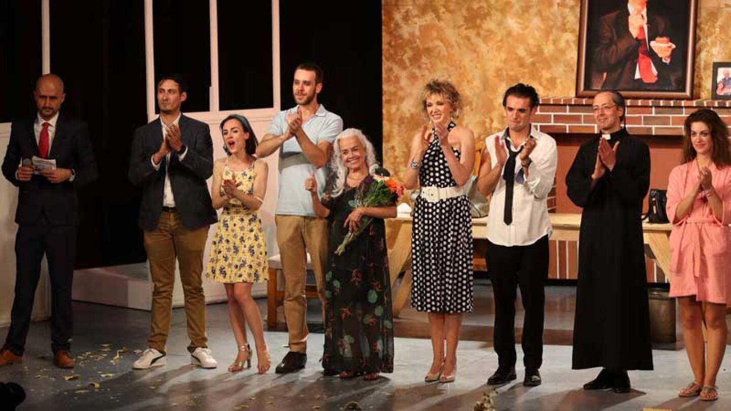 Hay más de cinco actores en escena.