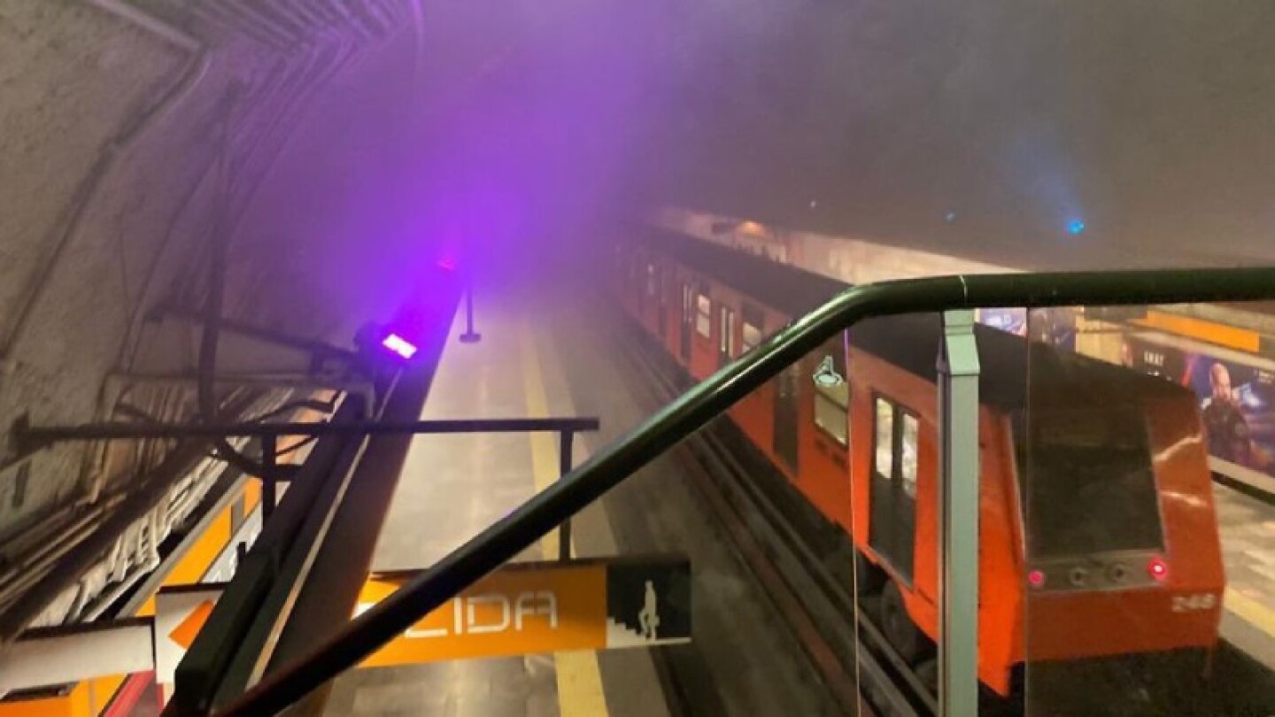 Metro CDMX: Línea 7 estación Barranca del Muerto suspende servicio por corto circuito