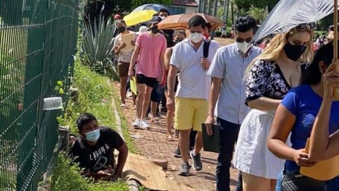 Joven madruga vacuna duerme despierta fila delante